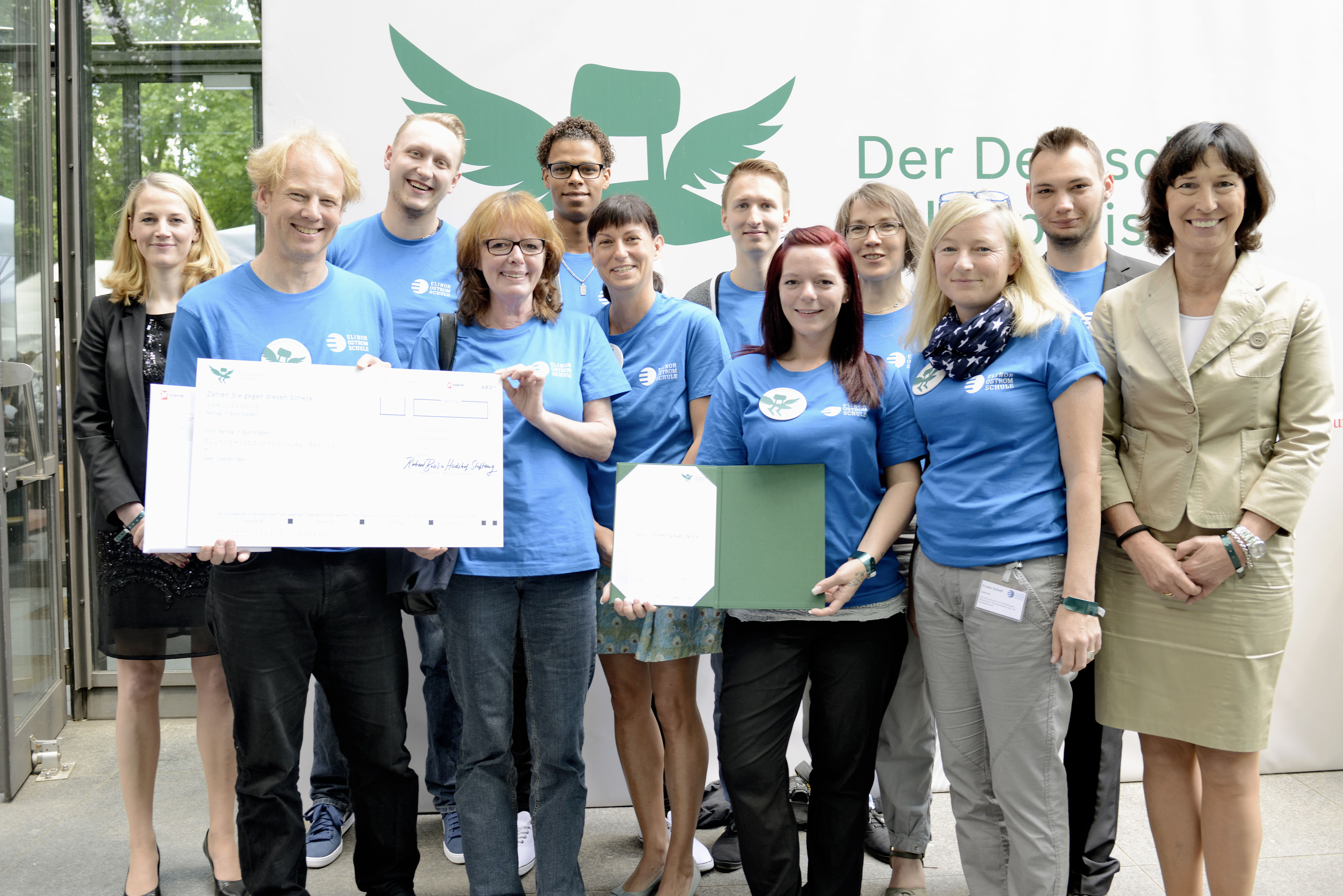 Die Abgeordneten unserer Schule nach der Scheckübergabe.